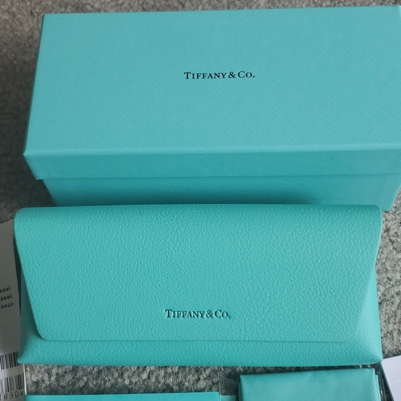 Tiffany new host pick  new sunglasses comes with all xo bagged etc all 2025 firm - Picture 10 of 17